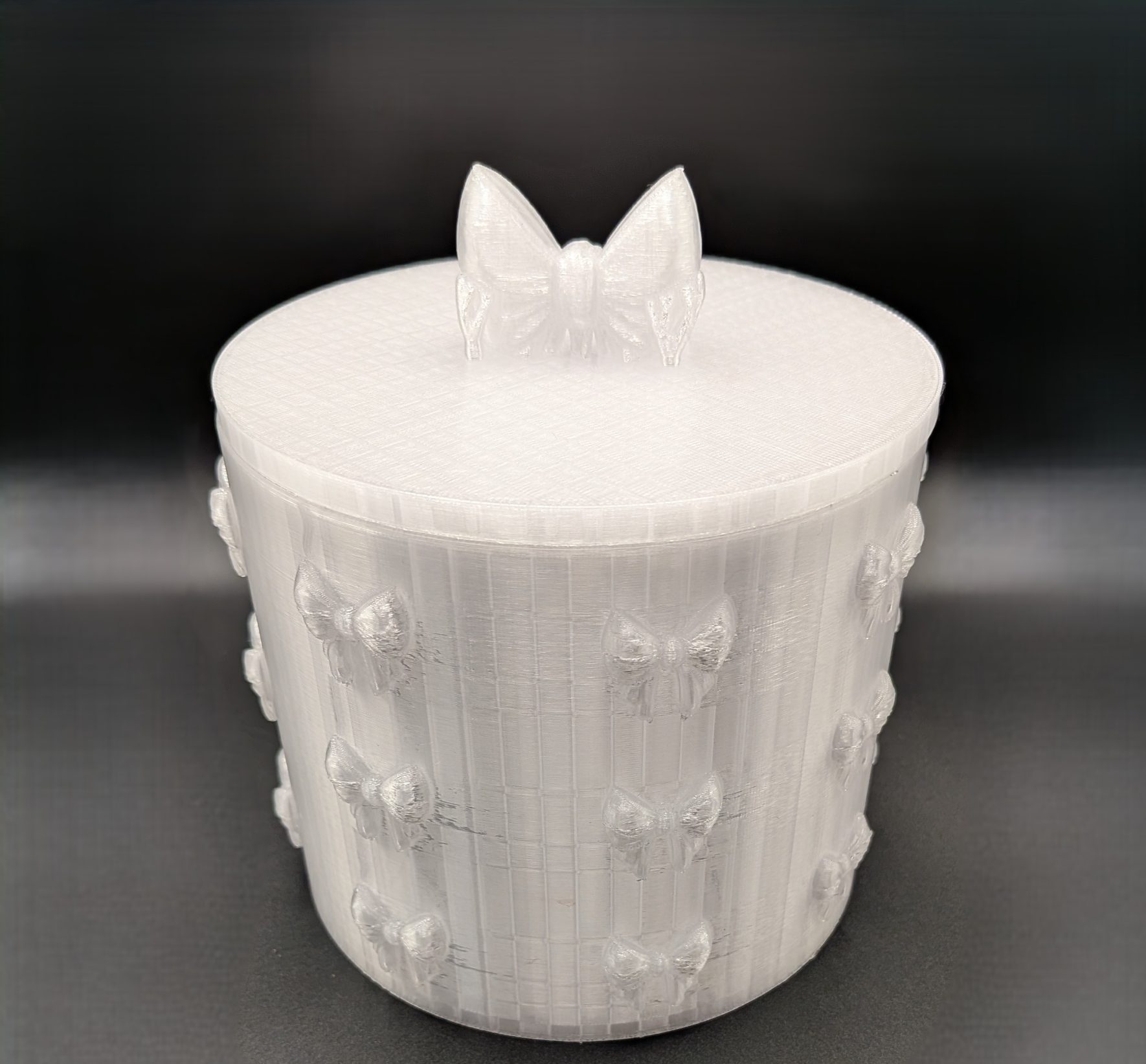 Bow Tub Bitsy Boutique3 (2) White 3D printed bow storage tub with matching lid, featuring raised bow details around the sides and a decorative bow handle. Perfect for storing jewellery, trinkets, keepsakes and small accessories.